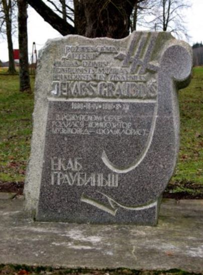 Piemiņas akmens komponistam Jēkabam Graubiņam.