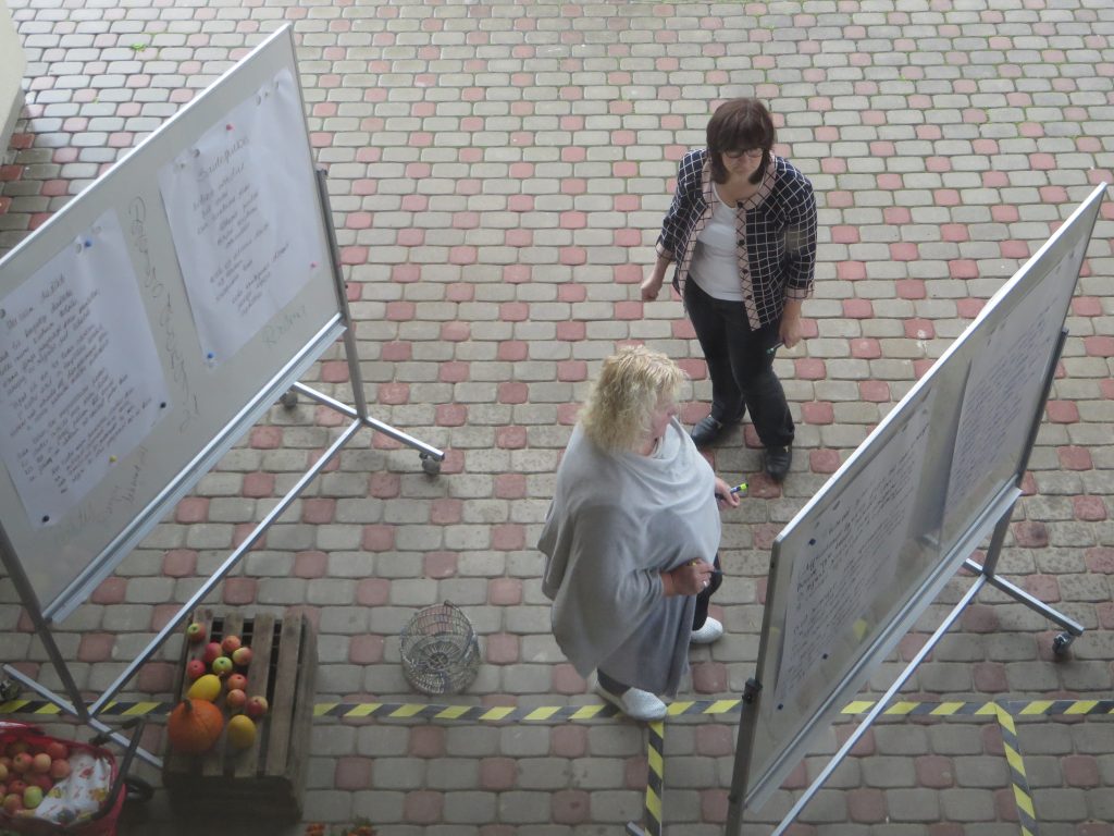 Cilvēki pie stendiem