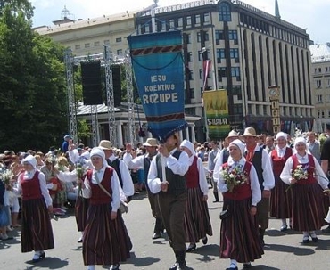 Vidējās paaudzes tautas deju kolektīvs "ROŽUPE"
